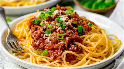 Sophie : Maman on mange quoi ce midi ?Maman : Aujourd'hui, tu vas &ecirc;tre contente, je t'ai pr&eacute;par&eacute; ton plat pr&eacute;f&eacute;r&eacute; des spaghettis &agrave; la bolognaise !Sophie : Chouette, en plus je meurs de...... !