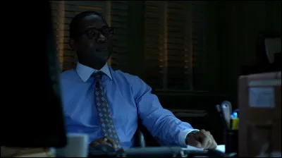 Connais-tu son nom de famille ?
Indice sur le nom de la série : 🦸‍♂️⚖️🌆