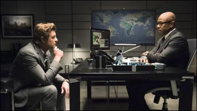 Connais-tu son nom de famille ? [Homme à droite]
Indice sur le nom de la série : 🕵️‍♂️👮‍♀️💞🙂