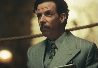 Connais-tu son nom de famille ?
Indice sur le nom de la série : 🤵🎩🚬