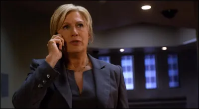 Connais-tu son nom de famille ?
Indice sur le nom de la série : 🕵🏻☠️