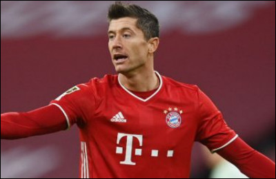 Il joue au Bayern Munich et dans l'équipe de Pologne.