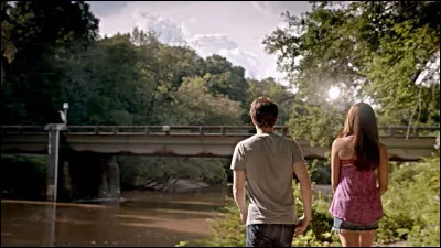 Quel est le nom du pont de Mystic Falls où les parents adoptifs dElena sont morts ?