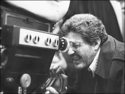 Ce réalisateur est considéré comme le maître de la comédie à l'italienne. Il est primé à Cannes en 1977 pour le film "Une journée particulière". 
Qui est ce cinéaste ?