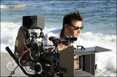 Spécialiste des univers décalés et du trouble, qui est ce réalisateur français ayant débuté avec son film "Sous le sable" interprété par Charlotte Rampling ?