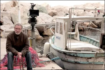 Ce Marseillais d'origine fait des films avec son équipe dont Ariane Ascaride et Jean-Pierre Darroussin. 
Qui est ce réalisateur méditerranéen interrogeant les relations humaines ?