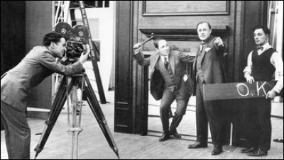 Avant de passer derrière la caméra en 1914, il a joué dans de nombreux court-métrages burlesques. 
Qui est ce géant du cinéma muet ?
