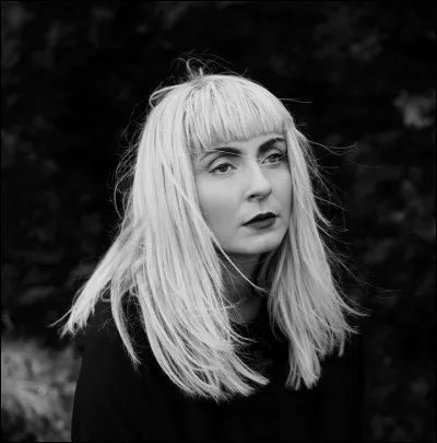 Complétez : 
"Öll er hjálp af..."