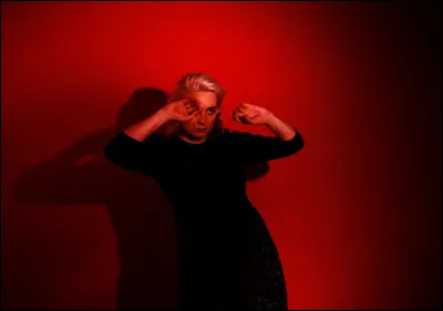 Complétez : 
"Nem við..."