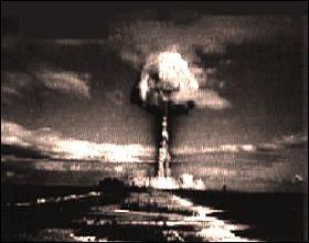 Comment appelle-t-on le fait que les "deux Grands" ne rentrent pas en guerre l'un contre l'autre, de peur d'utiliser la bombe atomique ?