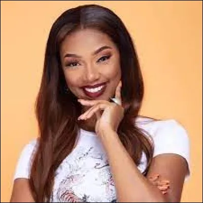 Quel âge a Ronisia, en 2021 ?