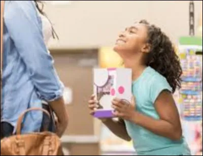 Tu vois un livre, un jouet ou un jeu qui te pla&icirc;t dans un magasin.