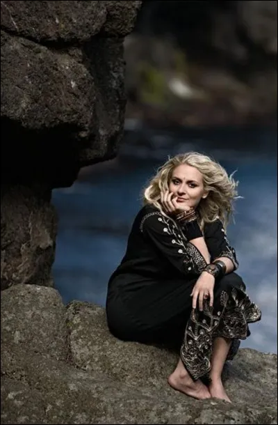 Complétez : 
"Með brimhljóð frá klettóttri..."