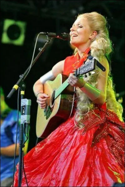 Complétez : 
"Var náttin so skýmlig sum..."