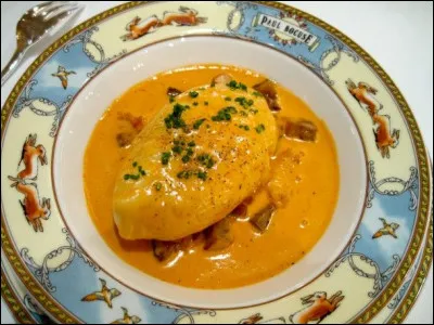 Spécialité de Paul Bocuse, avec quelle sauce sont accompagnées ces quenelles de brochet ?