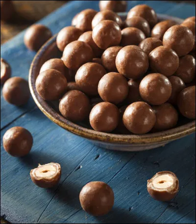 Petites noisettes enrobées de chocolat, de quelle ville les boulets sont-ils la spécialité ?