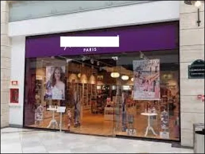 Quelle chaîne de parfumeries française possède un logo avec un fond violet ?