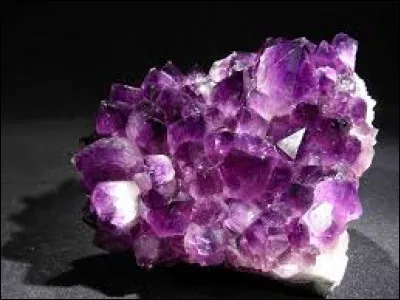 Quel est le nom de cette pierre fine de couleur violette ?