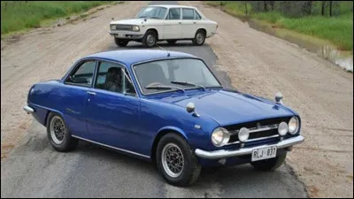 Est-ce moi ou cette auto se confond facilement parmi ses contemporaines ? La seule information que j'ai, est que cette berline vient d'un pays à l'Est de la France. Quel est son nom ?