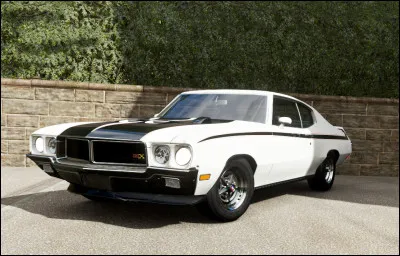 Toujours perdu dans la capitale écossaise, j'ai décidé de m'éloigner du château d'Édinbourg et je tombe nez à nez avec cette voiture américaine. Quel est son nom ?