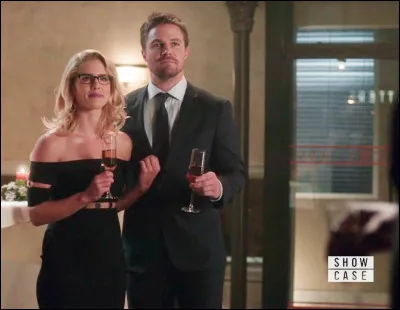 De quelle couleur était le stylo que Felicity mâchouillait, la première fois qu'Oliver lui a parlé ?