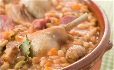 Quel plat à base de choux, de haricots et de confit honore le sud-ouest ?