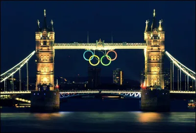 Quel roman du Britannique J.R.R. Tolkien a été adapté au cinéma ?