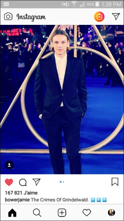 Dans quel groupe chante l'acteur Jamie Campbell Bower ?