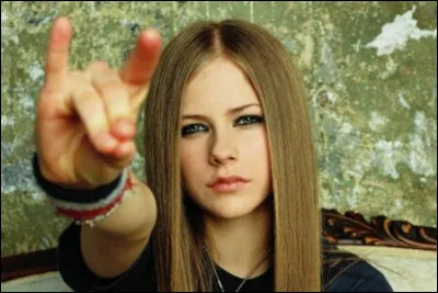 Bon, c'est vrai que j'y suis allé fort jusque là
 alors voilà une question plus simple : qui est cette chanteuse ?