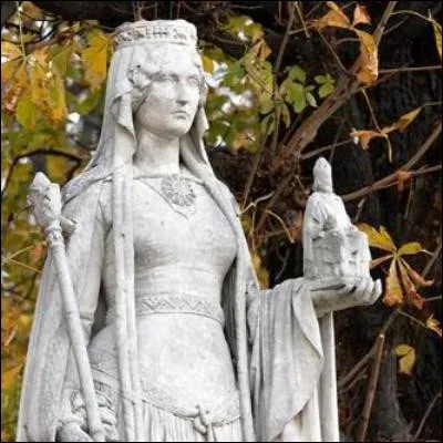 Comment s�appelle la premi&egrave;re reine de France de la dynastie des Carolingiens ?