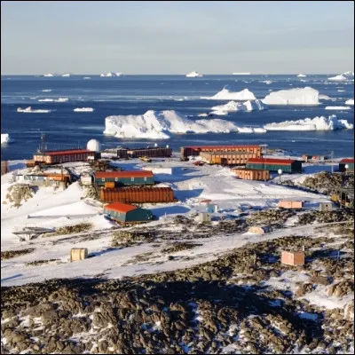 Quel territoire fran&ccedil;ais d�Antarctique abrite la base Dumont-d�Urville ?