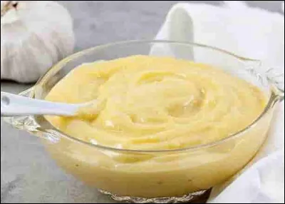 Quelle est cette sauce, une &eacute;mulsion d'ail et d'huile d'olive ?