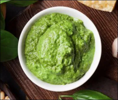 Quelle est cette sauce, un m&eacute;lange d'huile d'olive, de basilic, de pignon de pin, d'ail et de parmesan r&acirc;p&eacute; ?