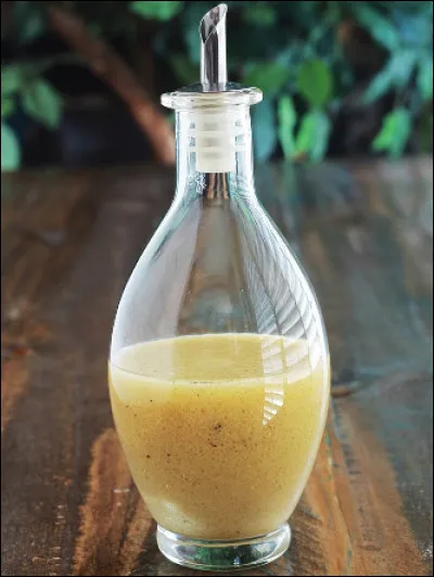Quelle est cette sauce &agrave; base d'huile, de vinaigre, de sel et de poivre ?