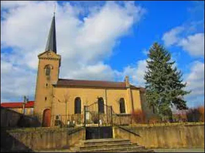 Voici l'église Sainte-Lucie, à Hinckange. Village du Grand-Est, dans l'ancienne région Lorraine, il se situe dans le département ...