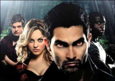 Dans la saison 2, qui Derek transforme-t-il en loup pour rejoindre sa meute ?