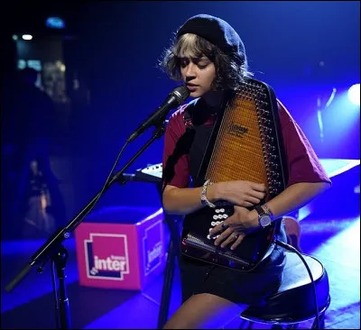 Que porte Pomme sur la tête ?