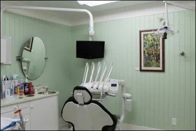 À proximité, un petit cabinet dentaire y est installé et deux personnes sont en poste ici. Nommez les métiers correspondants :