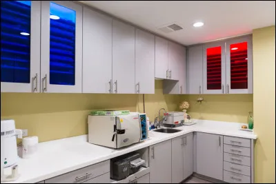 Une porte après et voilà où le personnel soignant désinfecte le matériel médical. Quelle est la couleur des vitres des deux placards ?