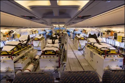 La fin de la visite se rapproche, cette grande pièce permet de prendre en charge une dizaine de patients en position allongée. Attention, suite à la Covid-19, la rangée du milieu a été supprimée. Combien de lits y a-t-il au premier plan ?