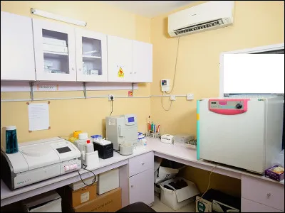 Près de la salle aux bébés, un petit laboratoire d'analyse est présent. Quel métier officie à l'intérieur ?