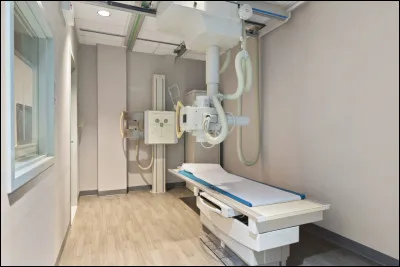 Ensuite, cette machine prend les photos de notre corps et permet à l'équipe soignante de voir ce qui se passe à l'intérieur de celui-ci. Comment s'appelle cette salle ?