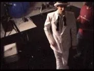 Quel est le costume ftiche de Matthew Bellamy (ce n'est pas celui en photo) ?