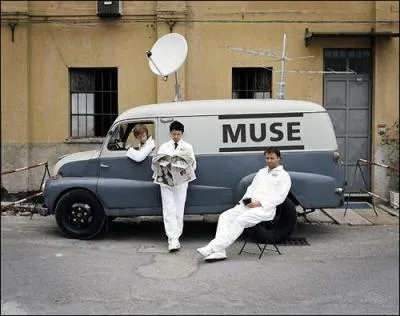 Qui lit le journal sur la photo ?