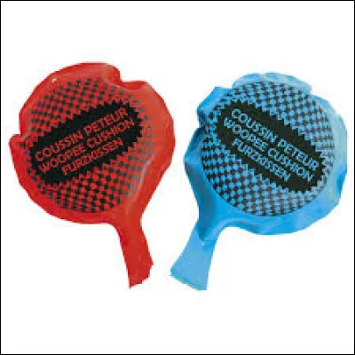 Tu es en classe et tu veux t'asseoir à ton bureau quand soudain toute la classe entend un gros《PROUT》car un élève du nom de Lucas t'a fait une farce en mettant un coussin péteur sur ta chaise. Comment réagis-tu ?