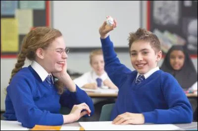 Tu veux écrire au tableau quand soudain un élève t'envoie des boulettes de papier sur toi ! Que fais-tu ?