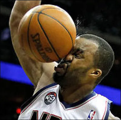 Tu fais du basket-ball quand soudain un élève du nom de Julien te lance le ballon en pleine figure, exprès ! Comment réagis-tu ?