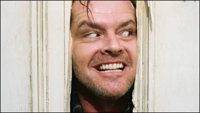 Dans "Shining", avec quoi Intel casse-t-il cette porte ?