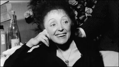 "Hymne à l'amour", d'Édith Piaf : 

Si un jour, la vie t'arrache à moi
Si tu meurs, que tu sois loin de moi
Peu m'importe si tu m'aimes
...