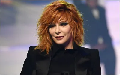 "Sans logique", de Mylène Farmer : 

De ce paradoxe
Je ne suis complice
Souffrez qu'une autre
En moi se glisse
Car sans logique
Je me quitte
Aussi bien satanique
...